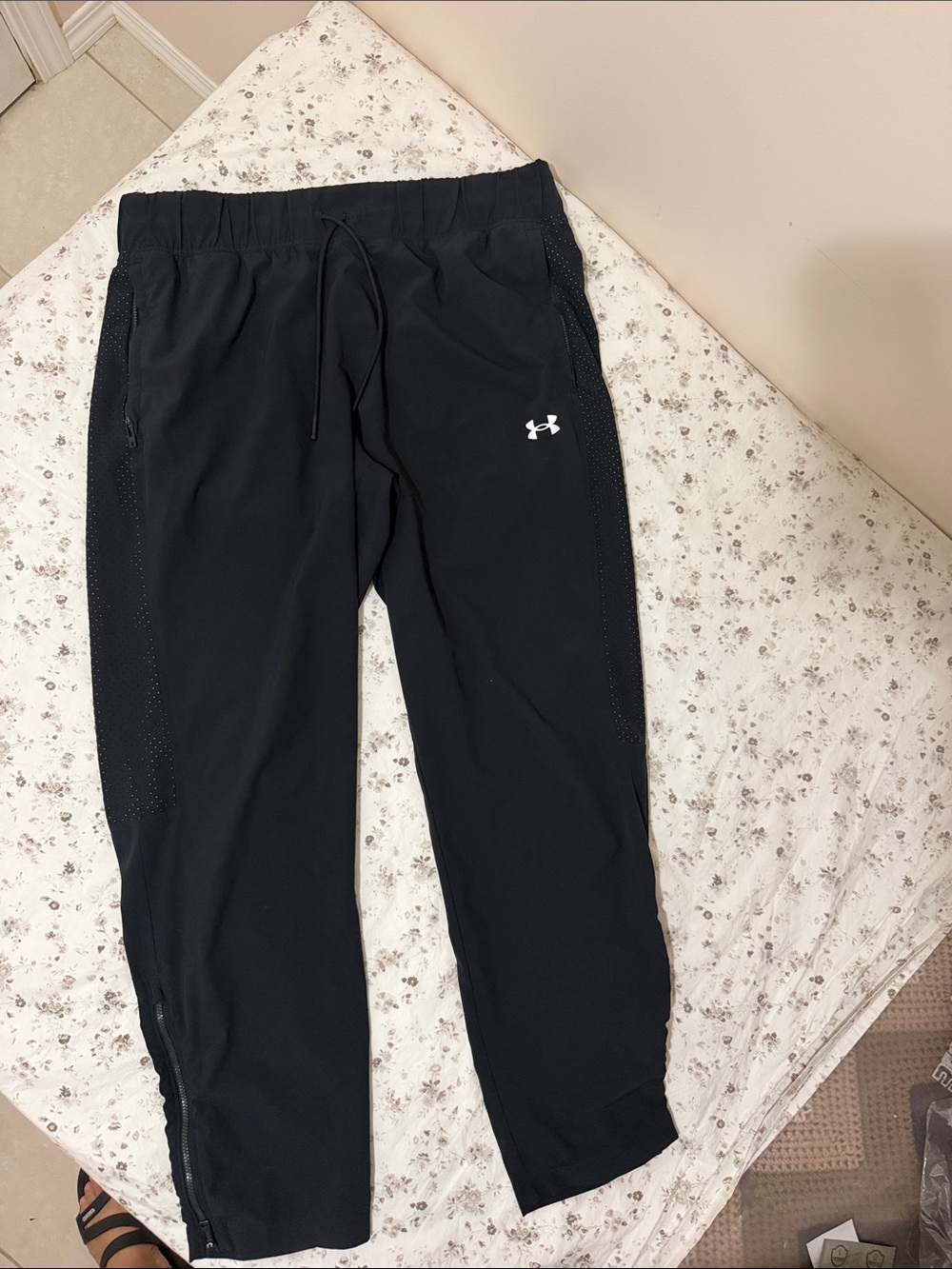 Under Armour Black Men's Athletic Joggers with Side Venting